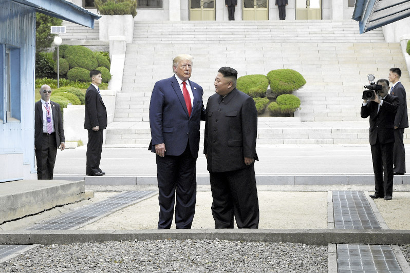 南北軍事境界線の北朝鮮側に立ったトランプ米大統領(左)と金正恩朝鮮労働党委員長=板門店で30日、AP