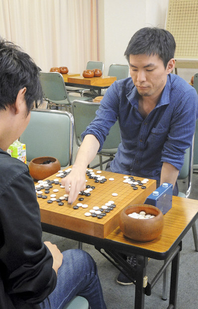 県大会で優勝した日野さん(右)=千葉市中央区の囲碁サロン千葉中央で