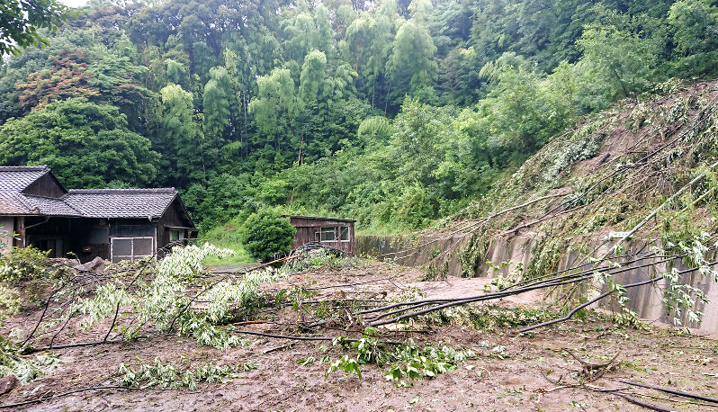 女性1人が死亡した土砂崩れ現場=鹿児島市本城町で2019年7月1日、西貴晴撮影