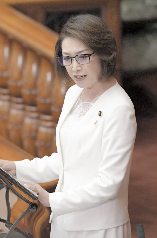 参院本会議で安倍晋三首相の問責決議案への反対討論をする自民党の三原じゅん子氏=国会内で2019年6月24日、川田雅浩撮影