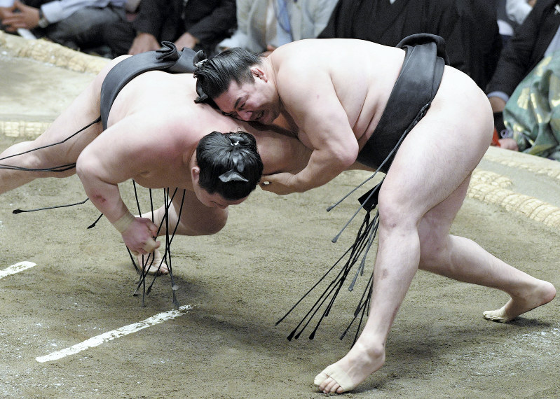 夏場所は大関・豪栄道(左)を破るなど、スタミナに裏打ちされた相撲のうまさが光った竜電=丸山博撮影