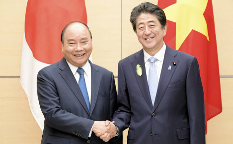 日ベトナム両国による文書交換式の前に握手する安倍晋三首相(右)とフック首相=首相官邸で2019年7月1日、川田雅浩撮影