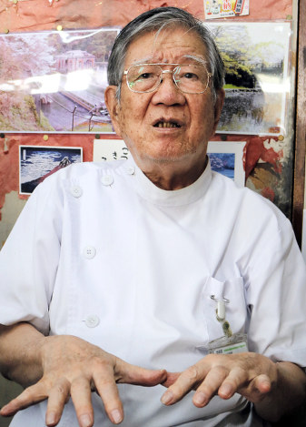 川内空襲の記憶を語る由井薗さん=鹿児島県薩摩川内市西向田町で2019年6月28日、降旗英峰撮影