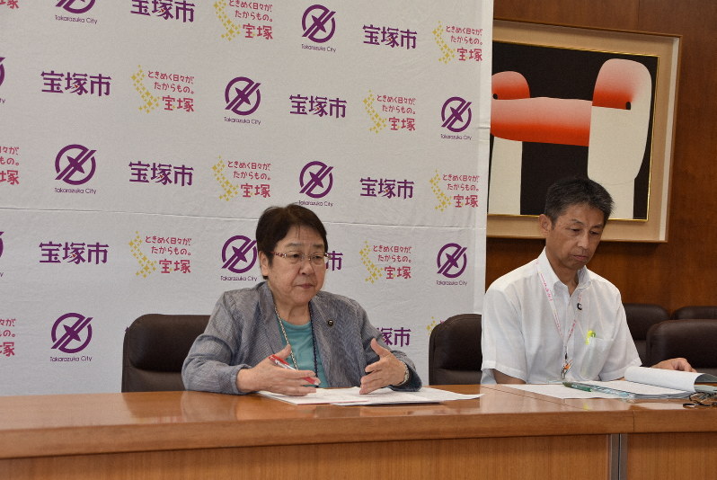 就職氷河期世代を対象にした正規職員の公募を発表する兵庫県宝塚市の中川智子市長(左)=同市東洋町の市役所で2019年7月1日午後2時6分、土居和弘撮影