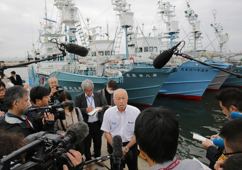 商業捕鯨再開に感想を述べる貝良文・日本小型捕鯨協会会長(中央)=北海道釧路市で2019年7月1日午前8時半、貝塚太一撮影