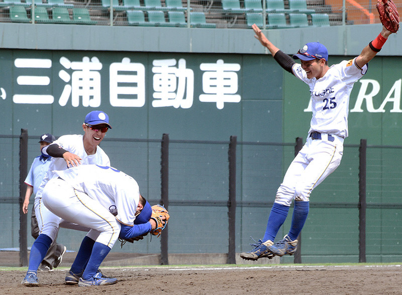 最後の一球を投げきり、マウンドにかがみ込む児山祐斗投手に駆け寄るシティライト岡山の選手たち=岡山県倉敷市のマスカットスタジアムで2019年6月3日、松室花実撮影
