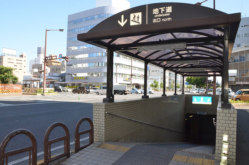 高松市中心部の国道11号「中新町交差点」の地下道出入り口=高松市で、佐々木雅彦撮影