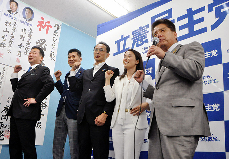 事務所開きで気勢を上げる立憲民主新人の増原裕子氏(右から2人目)ら。国民民主の泉健太衆院議員(同4人目)も駆け付けた=京都市上京区河原町通丸太町下ルで、小田中大撮影