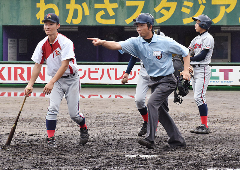 ライン際への打球の判定を練習する審判員ら=京都市右京区のわかさスタジアム京都で、添島香苗撮影