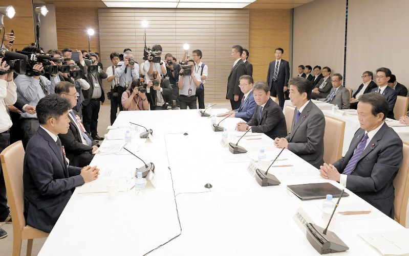 「骨太の方針」を議論した経済財政諮問会議で発言する安倍晋三首相(右列手前から2人目)=首相官邸で2019年6月11日、川田雅浩撮影