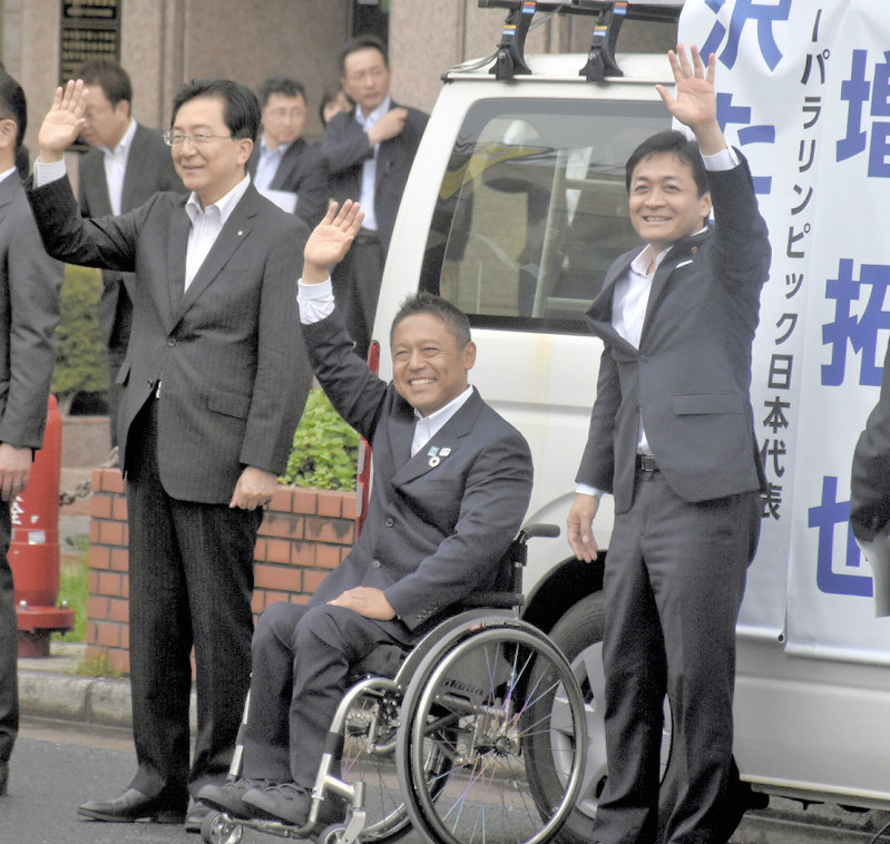 横沢高徳氏(中央)とともに街頭に立った、達増拓也知事(左)と国民民主党の玉木雄一郎代表=盛岡駅前で