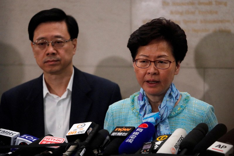 記者会見で語る香港の林鄭月娥・行政長官(右)=香港で2日、ロイター