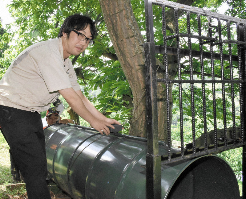 熊用のおりに設置される「わなベル」=青森県平川市尾崎の山の中腹で2019年6月20日10時51分、平家勇大撮影
