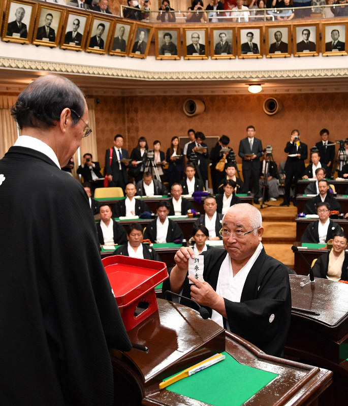 京都市議会本会議場で行われた祇園祭の山鉾巡行の順番を決めるくじ取り式=京都市中京区で2019年7月2日午前10時14分、川平愛撮影