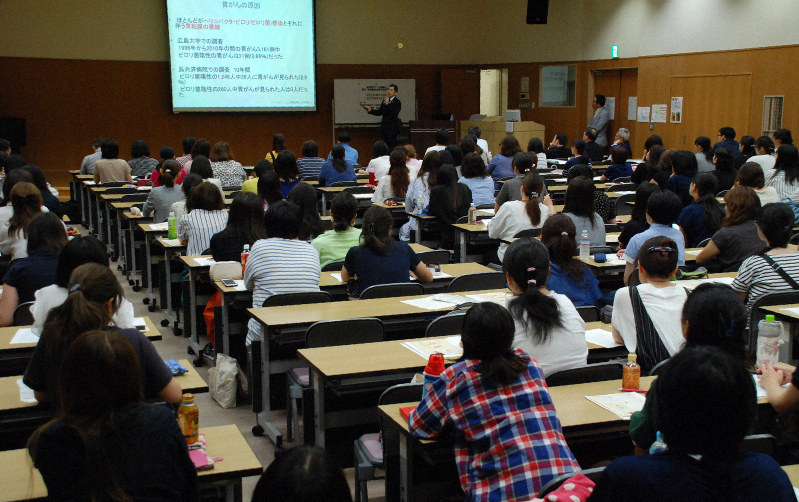 小中学生の保護者を対象としたピロリ菌検査と除菌についての説明会=神奈川県横須賀市で2019年6月18日午前10時42分、御園生枝里撮影