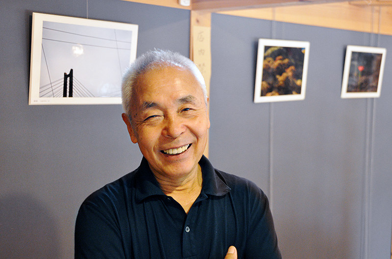 作品を語る森建一郎さん=京都府京丹後市網野町で、塩田敏夫撮影