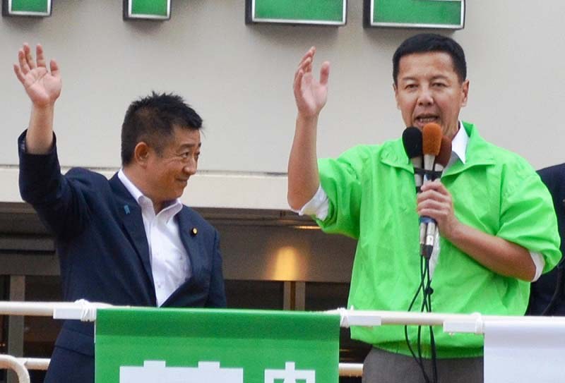 衆院愛媛3区にくら替えする参院愛媛選挙区選出の現職・井原巧氏(左)と共に演説するらくさぶろう氏=松山市で、木島諒子撮影