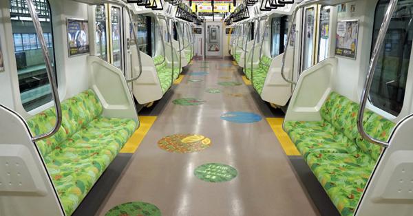 ラッピング列車 ムササビやリスデザイン ｊｒ青梅線 東京 毎日新聞