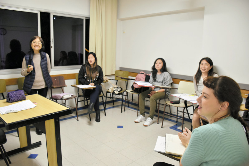 日本語学校で勉強する日系4世たち。右端は、ガブリエラ・コゾノさん=サンパウロで2019年6月3日、山本太一撮影