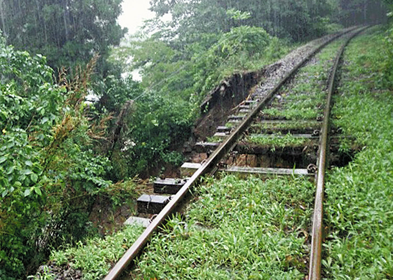大雨で小林-西小林間のレール下の路盤が崩れ、宙に浮いたようになったJR吉都線=JR九州提供