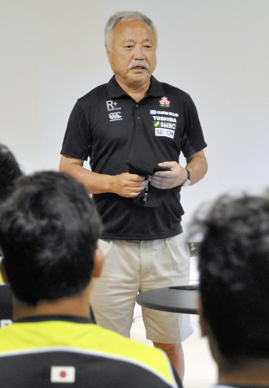 宮崎合宿を訪れて選手を激励する日本ラグビー協会の森会長=宮崎市で2019年7月2日、角田直哉撮影