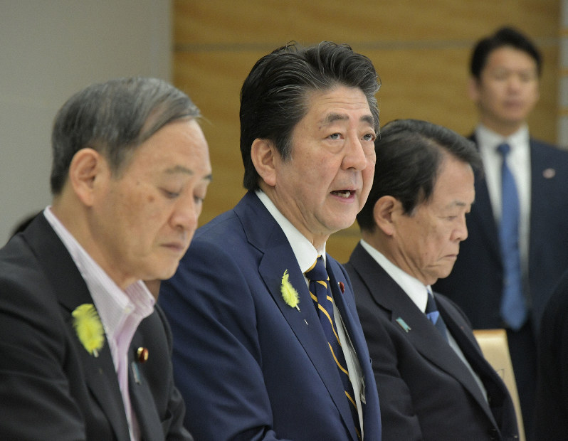 九州地方を中心とする大雨被害に関する閣僚会議で発言する安倍晋三首相(左から2人目)=首相官邸で2019年7月3日午前10時8分、川田雅浩撮影
