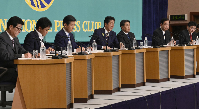 討論会に臨む与野党の党首ら=東京都千代田区の日本記者クラブで2019年7月3日、藤井達也撮影