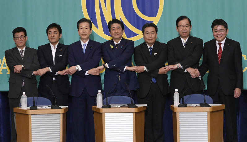 討論会の開始前に記念撮影する各党代表ら=東京都千代田区の日本記者クラブで2019年7月3日、藤井達也撮影