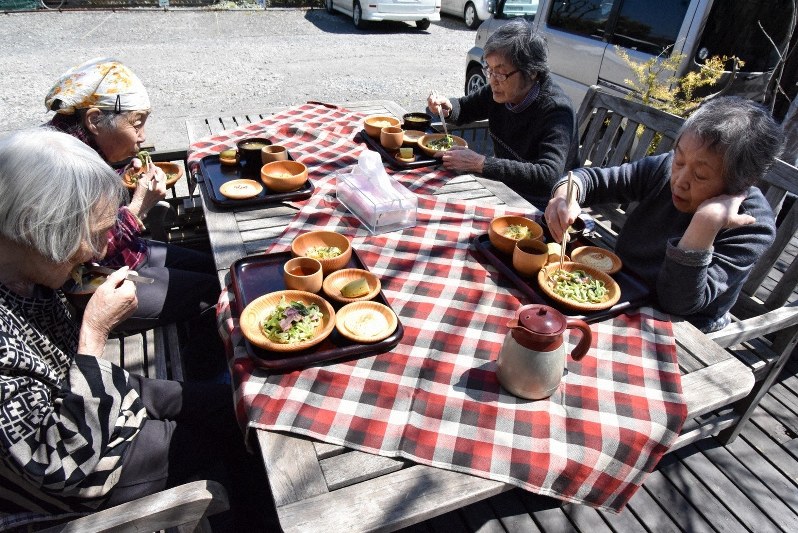 自分たちで作った料理をウッドデッキで楽しむ=東京都練馬区で、筆者撮影