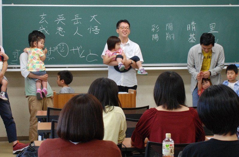 4組の親子が「先生役」となって、大学生に子育て経験を語る授業
