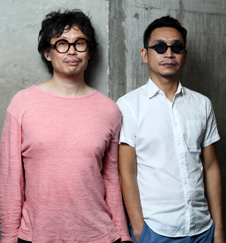 劇作家の岡田利規さん(左)と作家のウティット・ヘーマムーンさん=吉田航太撮影