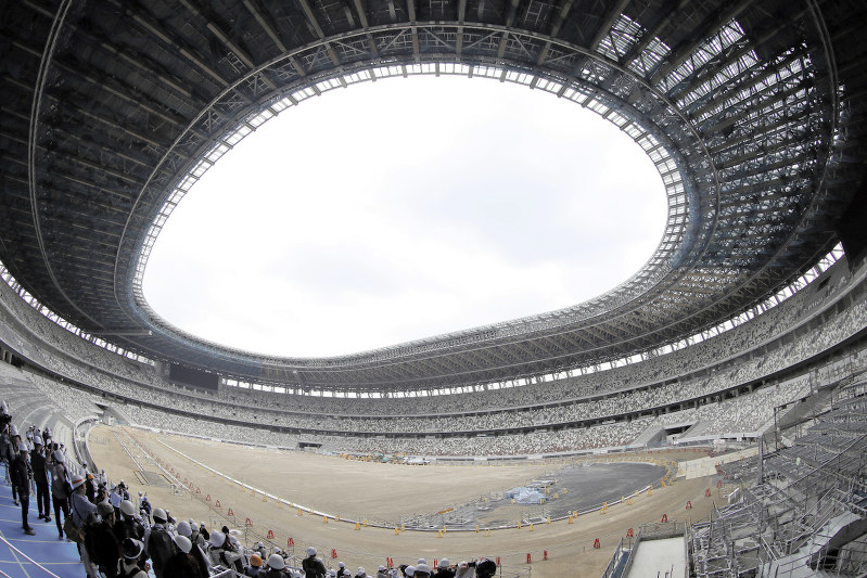 報道陣に公開された新国立競技場の建設現場=東京都新宿区で2019年7月3日、小川昌宏撮影(魚眼レンズ使用)