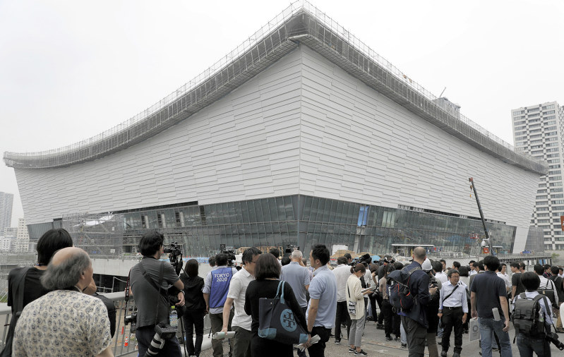 建設中の有明アリーナで説明を聞く報道陣ら=東京都江東区で2019年7月3日、小川昌宏撮影