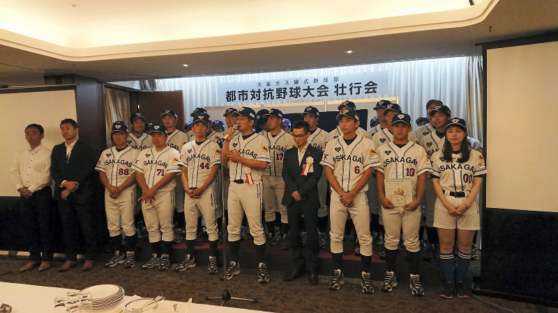 壮行会であいさつする大阪ガス・橋口博一監督(前列右から5人目)=大阪市中央区で2019年6月26日、来住哲司撮影