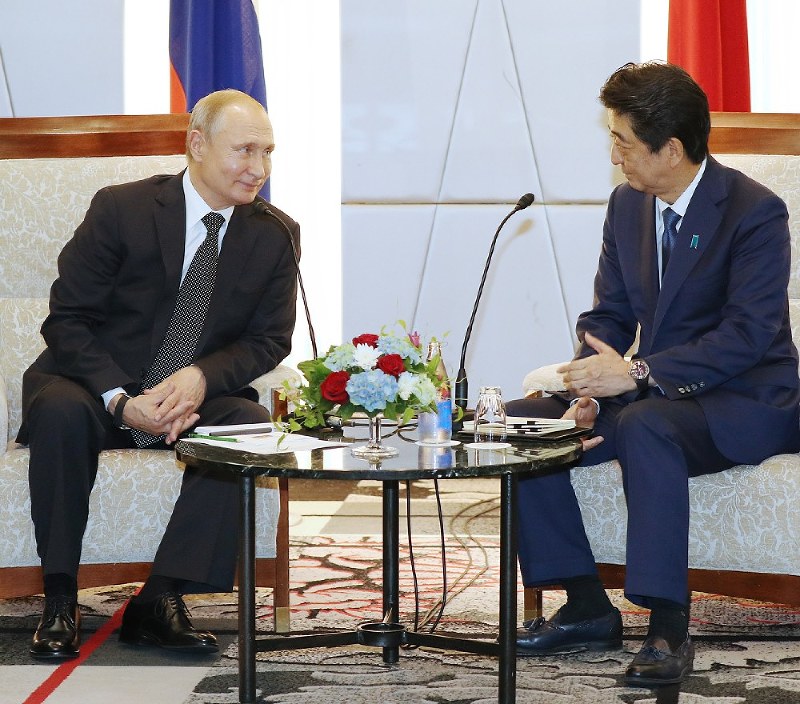 首脳会談に臨むロシアのプーチン大統領(左)と安倍晋三首相=大阪市中央区で6月29日、代表撮影