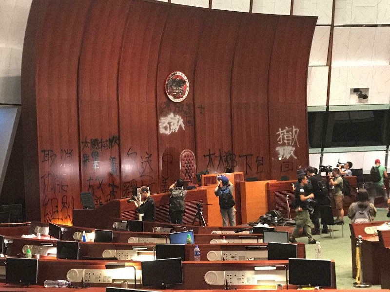 至る所に落書きされた香港立法会の議場の様子=3日、AP