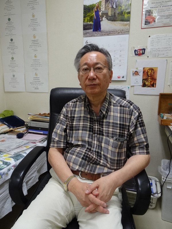 外国人医療に約30年携わってきた小林米幸さん。診療室の壁には支援しているタイの大学から贈られた感謝状(左奥)が飾られていた=神奈川県大和市で2019年6月11日、和田浩明撮影