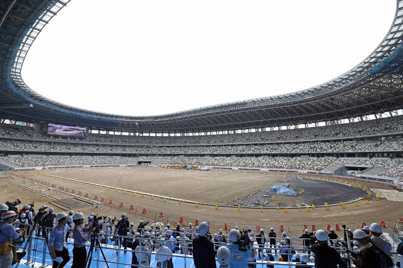 報道陣に公開された新国立競技場の建設現場=東京都新宿区で2019年7月3日午前11時20分、小川昌宏撮影