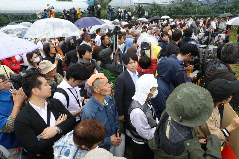 参院選が公示され、雨の中で候補者の演説を聞く人たち=福島市で2019年7月4日午前10時21分、小川昌宏撮影