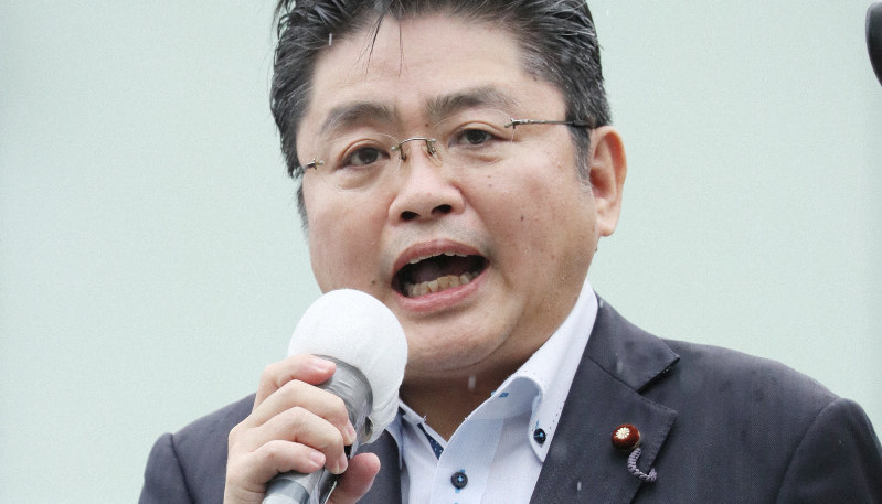 参院選が公示され、第一声を上げる社民党の吉川元幹事長＝東京都新宿区で2019年7月4日午前10時34分、吉田航太撮影