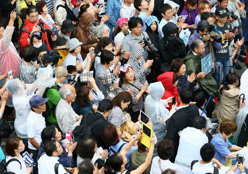 参院選が公示され、立候補者の訴えに耳を傾ける人たち=東京都新宿区で2019年7月4日午前10時、佐々木順一撮影
