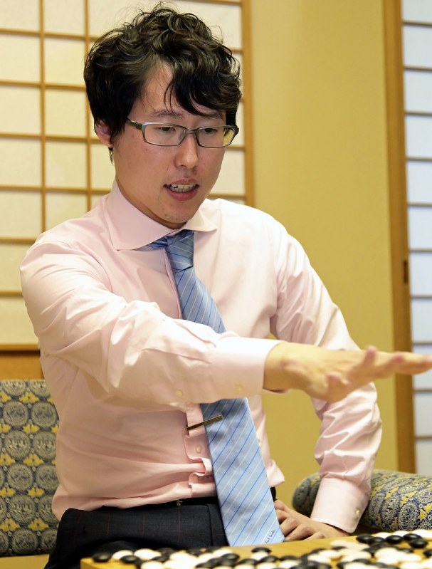 本因坊戦8連覇を達成し、感想戦で対局を振り返る本因坊文裕=大阪府吹田市で2019年7月4日午後7時4分、加古信志撮影