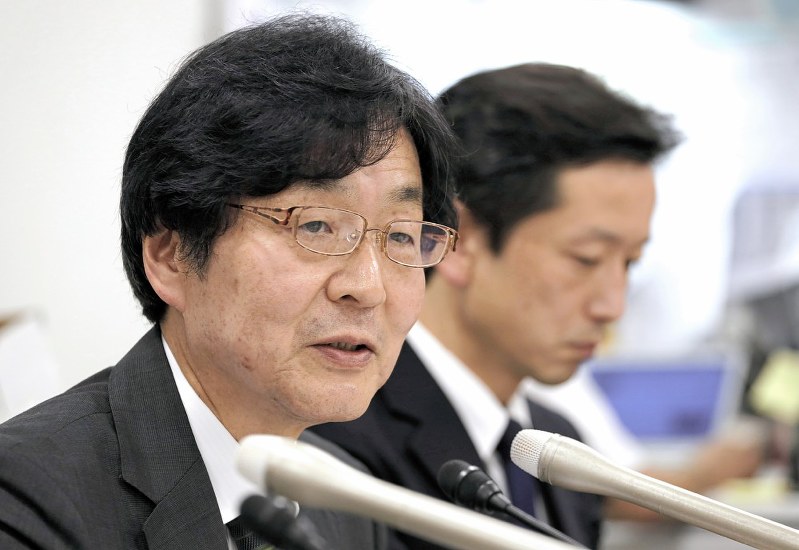 記者会見で質問に答える運営会社の小林強社長(左)ら=東京都千代田区で2019年7月4日午後2時17分、尾籠章裕撮影
