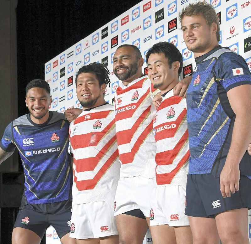 ラグビーW杯日本大会に向けた日本代表新ジャージーを着て並ぶ(左から)ラファエレ・ティモシー、堀江翔太、リーチ・マイケル、福岡堅樹、ビンピー・ファンデルバルト=東京都港区で2019年7月4日午後2時42分、根岸基弘撮影