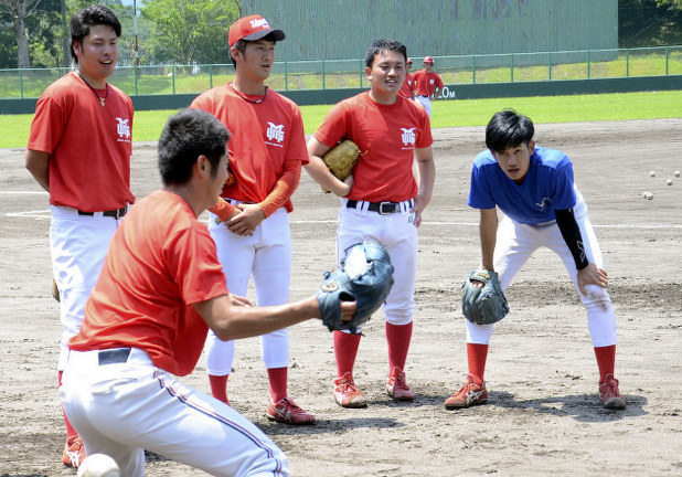 午後からの業務の前に、練習で汗を流す宮崎梅田学園の選手たち=宮崎市で2019年6月6日、黒澤敬太郎撮影