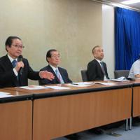 12年間の研究成果を踏まえて髄液漏れに関する見解を述べる研究班の嘉山孝正氏（左端）＝東京・霞が関の厚生労働省記者クラブで2019年7月5日午後2時54分、渡辺暖撮影