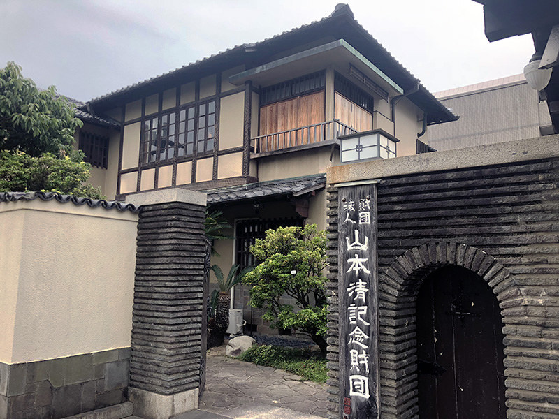 旧山本家住宅の重厚な石積みの門=兵庫県西宮市で、久保聡撮影
