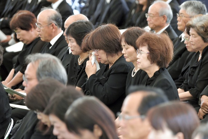 追悼式で目頭をぬぐう参列者=岡山県倉敷市真備町地区で2019年7月6日午前10時3分、平川義之撮影