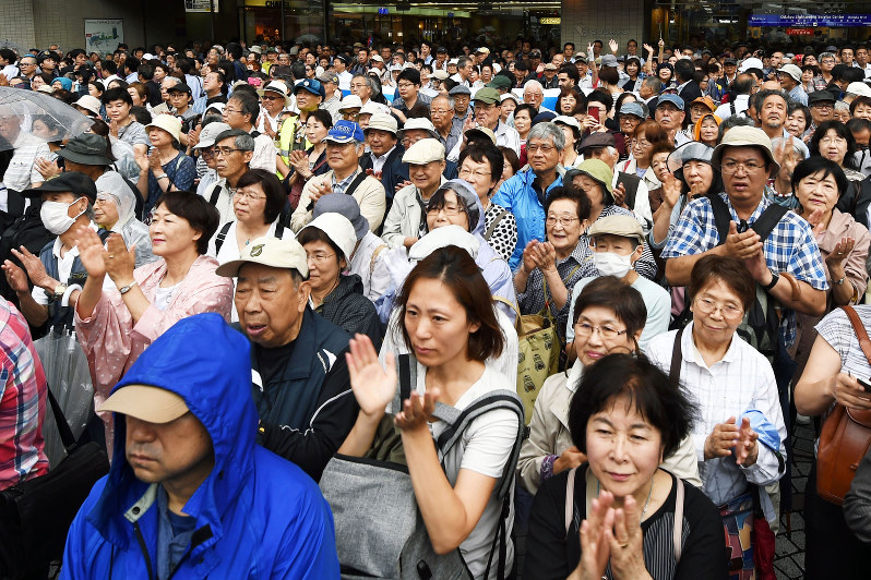 候補者らの訴えに耳を傾ける人たち=東京都新宿区で4日、滝川大貴撮影