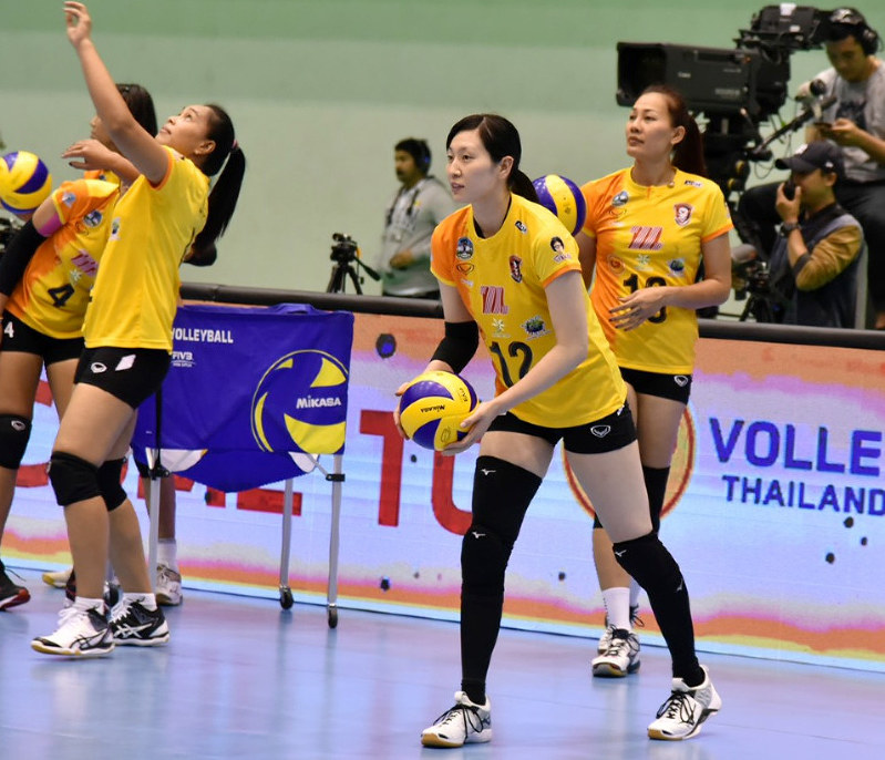 初挑戦のタイでバレーの楽しさを再確認できたという奥村(右から2人目)=本人提供